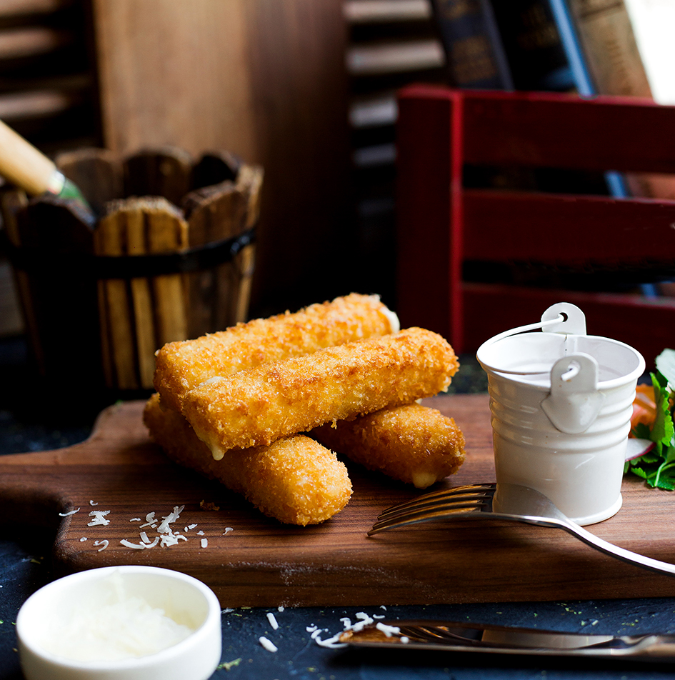 Bastones de mozzarella empanados